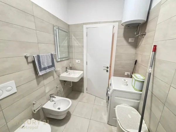 Tirane, jepet me qera apartament 1+1 Kati 7, 70 m² 600 € (shkolla e kuqe)