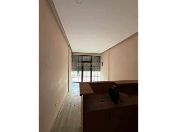 Tirane, shes ambjent biznesi Kati 0, 34 m² 65.000 € (rruga Asim Vokshi)