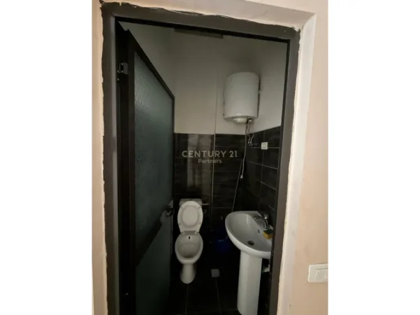 Tirane, shes ambjent biznesi Kati 0, 34 m² 65.000 € (rruga Asim Vokshi)