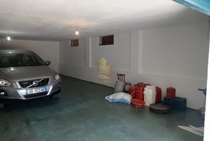 Tirane, jepet me qera magazine Kati 0, 130 m² 500 € (Porcelan)