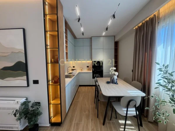 Tirane, jepet me qera apartament 2+1 Kati 8, 105 m² 840 € (golden park)