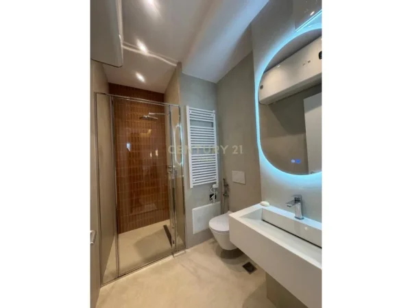 Tirane, jepet me qera apartament 2+1 Kati 8, 105 m² 840 € (golden park)