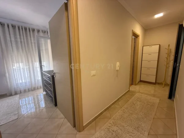 Tirane, jepet me qera apartament 1+1 Kati 8, 67 m² 650 € (kompeksi magnet)