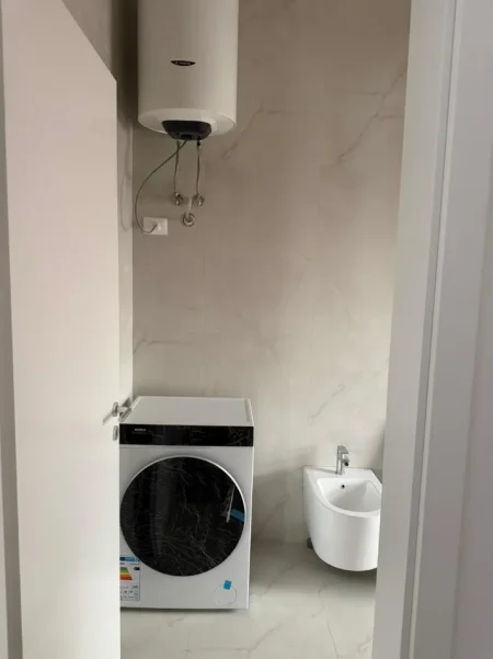 Ap. me qira 1+1 400 €, i pa banuar me pare. Ali Demi