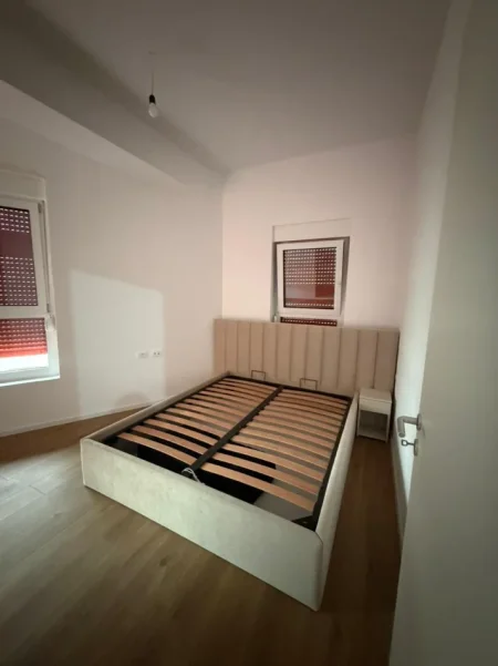 Ap. me qira 1+1 400 €, i pa banuar me pare. Ali Demi