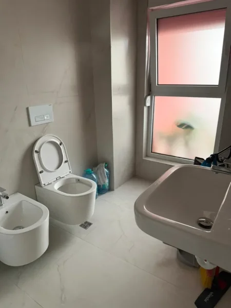 Ap. me qira 1+1 400 €, i pa banuar me pare. Ali Demi