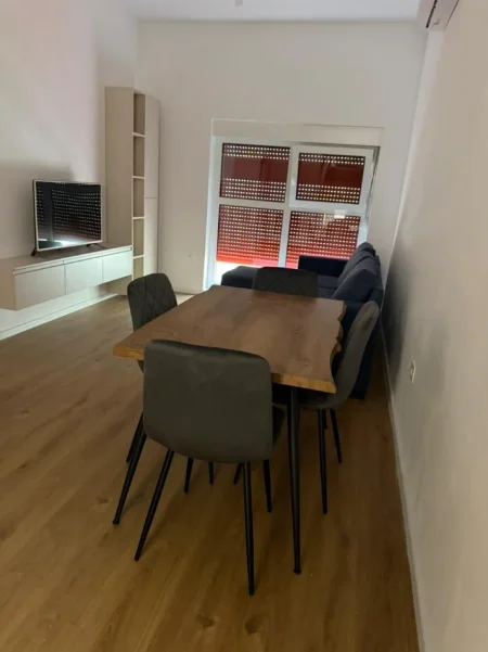 Ap. me qira 1+1 400 €, i pa banuar me pare. Ali Demi