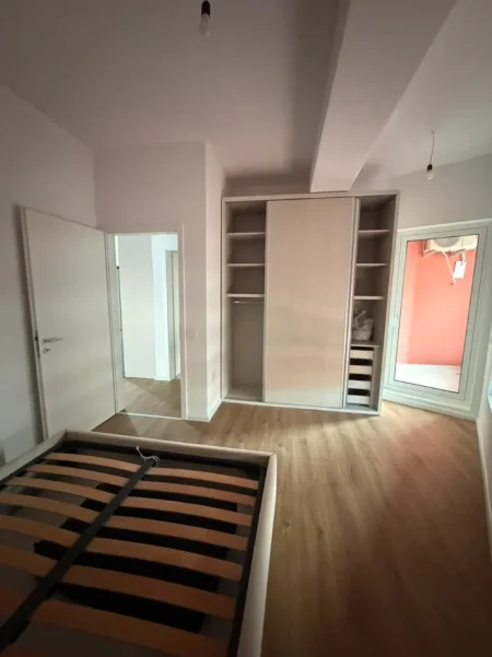 Ap. me qira 1+1 400 €, i pa banuar me pare. Ali Demi