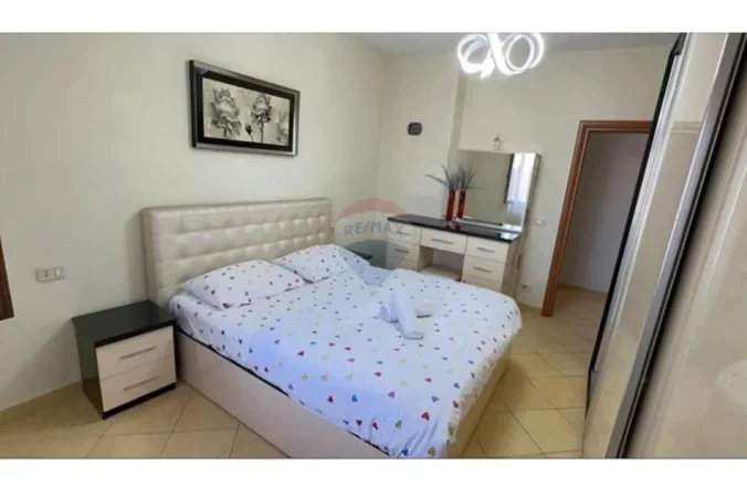 Tirane, jepet me qera apartament 2+1+Ballkon Kati 12, 110 m² 1.050 € (9 Kateshet)