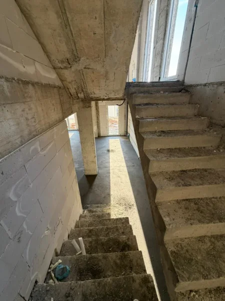 Tirane, shitet Vile 2 Katshe , 265 m² (Liqeni i Farkës)