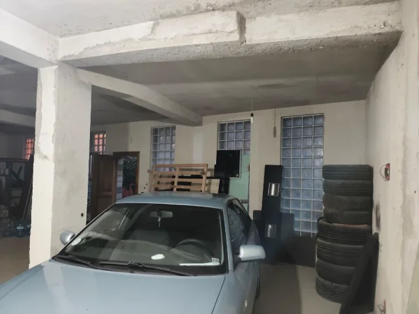 Tirane, jepet me qera magazine Kati 0, 140 m² 500 € (IDRIZ DOLLAKU)