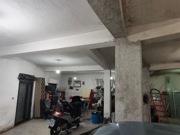 Tirane, jepet me qera magazine Kati 0, 140 m² 500 € (IDRIZ DOLLAKU)