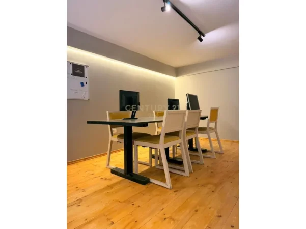 Tirane, jepet me qera ambjent biznesi Kati 0, 20 m² 250 € 