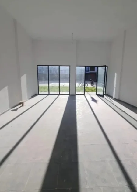 Tirane, jepet me qera ambjent biznesi Kati 0, 70 m² 700 € (Kombinat)