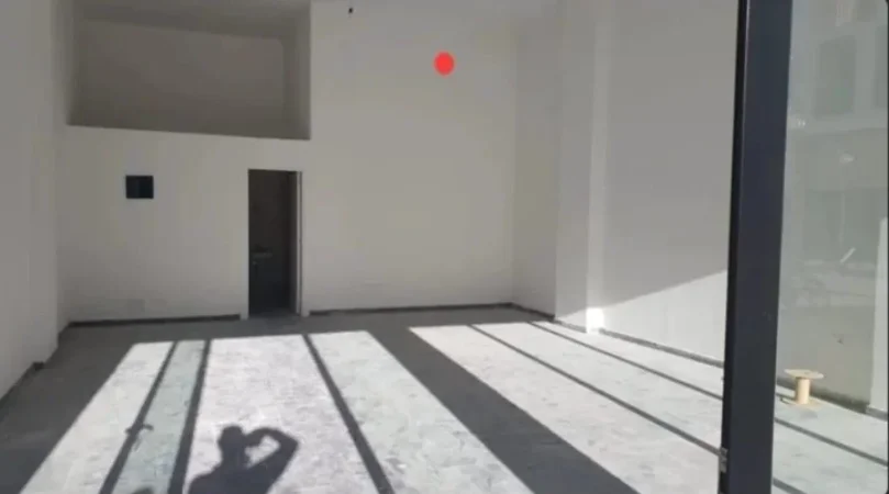 Tirane, jepet me qera ambjent biznesi Kati 0, 70 m² 700 € (Kombinat)
