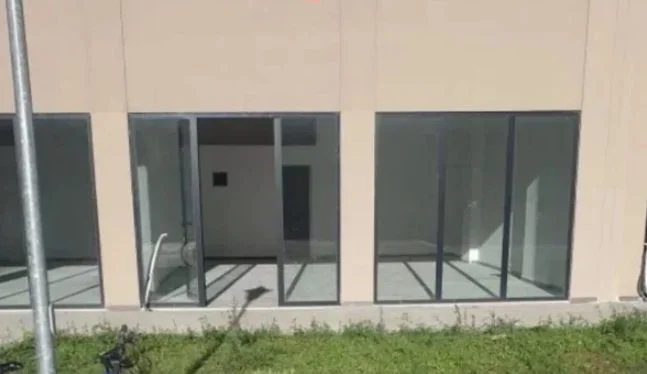 Tirane, jepet me qera ambjent biznesi Kati 0, 70 m² 700 € (Kombinat)