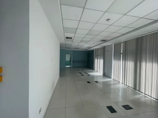 Tirane, jepet me qera ambjent biznesi Kati 1, 852 m² 10.000 € (Rruga Kavajes)