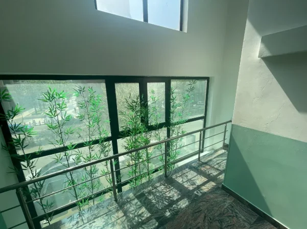 Tirane, jepet me qera ambjent biznesi Kati 1, 852 m² 10.000 € (Rruga Kavajes)