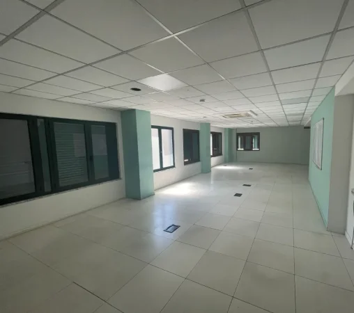 Tirane, jepet me qera ambjent biznesi Kati 1, 852 m² 10.000 € (Rruga Kavajes)