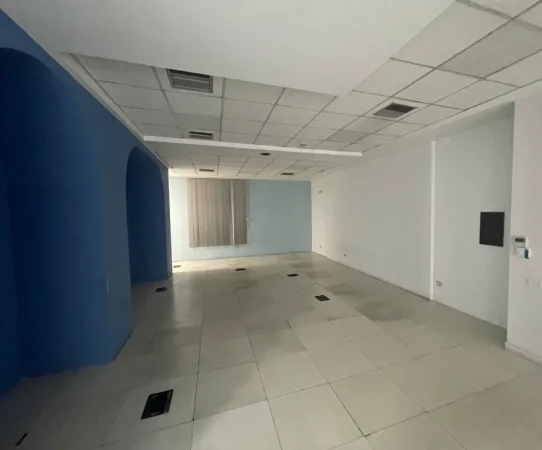 Tirane, jepet me qera ambjent biznesi Kati 1, 852 m² 10.000 € (Rruga Kavajes)