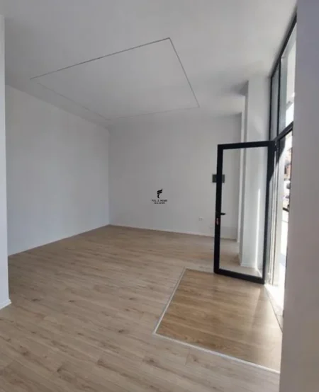 Tirane, jepet me qera dyqan Kati 0, 35 m² 400 € (MYSLYM SHYRI)