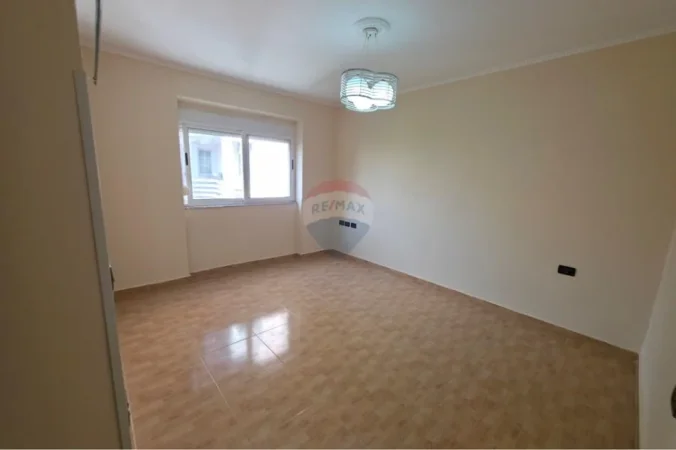 Tirane, jepet me qera apartament 2+1+Ballkon Kati 3, 79 m² 132.000 € (Tregu i Medresese)