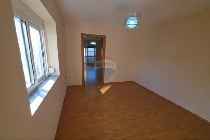 Tirane, jepet me qera apartament 2+1+Ballkon Kati 3, 79 m² 132.000 € (Tregu i Medresese)