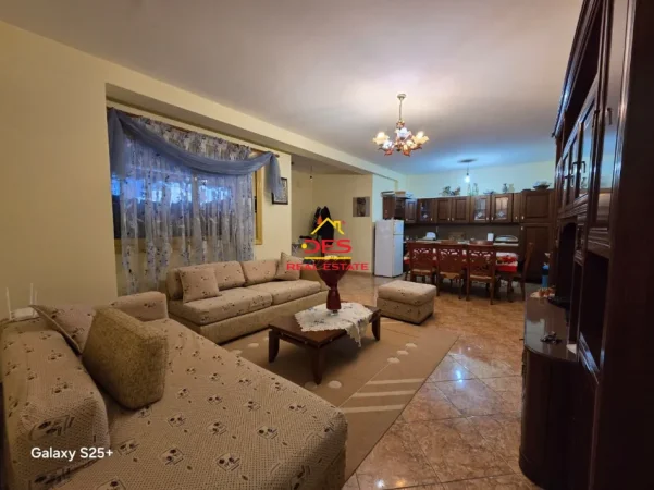 Vlore, shitet apartament 2+1+Ballkon Kati 4, 116 m² (Rruga Fejzo Gjomema)