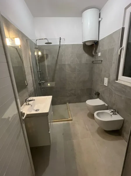 🏠 JEPET ME QERA APARTAMENT 1+1 Pranë Shkollës së Bashkuar, afër Fakultetit të Mjekësisë,