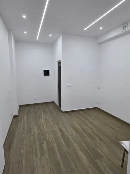Tirane, shitet ambjent biznesi Kati 0, 27 m² 105.000 € (Komuna e Parisit)