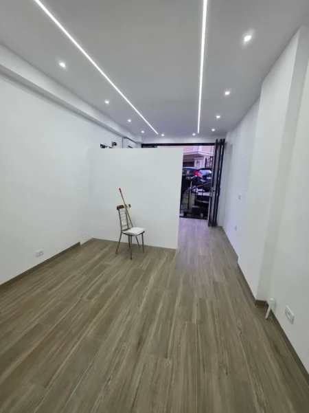 Tirane, shitet ambjent biznesi Kati 0, 27 m² 105.000 € (Komuna e Parisit)