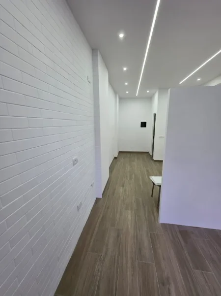 Tirane, shitet ambjent biznesi Kati 0, 27 m² 105.000 € (Komuna e Parisit)