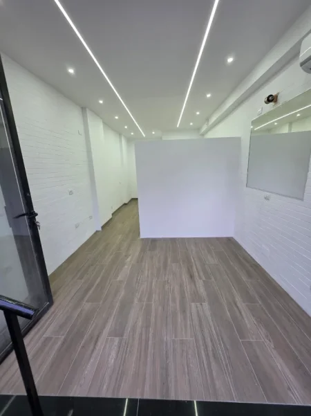 Tirane, shitet ambjent biznesi Kati 0, 27 m² 105.000 € (Komuna e Parisit)