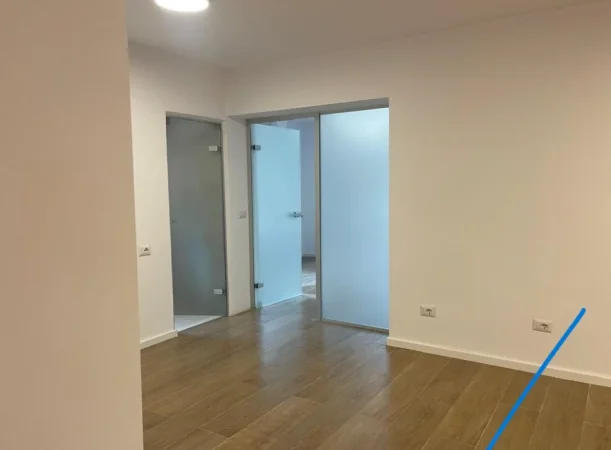 Tirane, jepet me qera zyre Kati 2, 74 m² 700 € (Rruga Asim Vokshi)