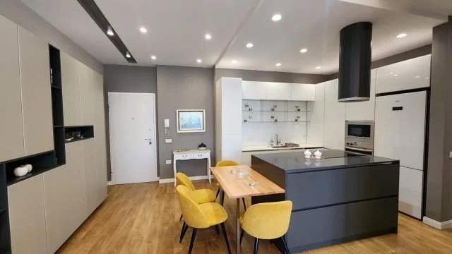 Tirane, jepet me qera apartament 2+1+2+BLK Kati 1, 900 Euro (Kopshti Botanik)