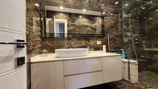 Tirane, jepet me qera apartament 2+1+2+BLK Kati 1, 900 Euro (Kopshti Botanik)