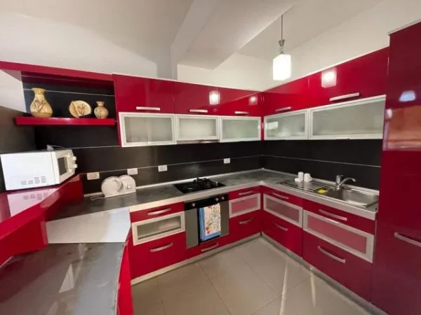 Tirane, jepet me qera apartament 3+1 Kati 9, 160 m² 750 Euro (Rruga e Dibres, Kompleksi Halili)