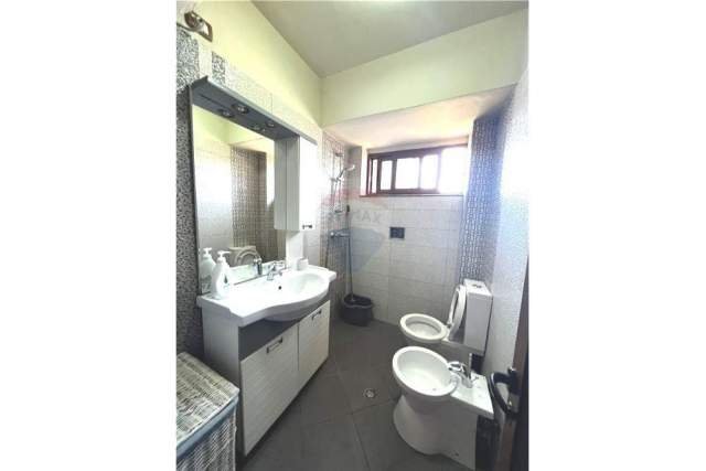 Tirane, jepet me qera apartament 2+1 Kati 4, 65 m² 470 Euro (Rruga Ferit Xhajko)