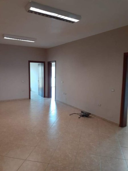 Tirane, jepet me qera apartament 3+1+BLK Kati 3, 250 m² 500 Euro (rruga Shkelqim Fusha)
