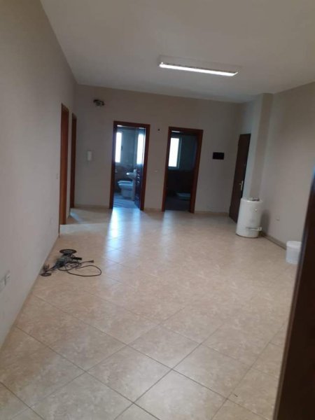 Tirane, jepet me qera apartament 3+1+BLK Kati 3, 251 m² 500 Euro (Rruga Shkelqim Fusha)