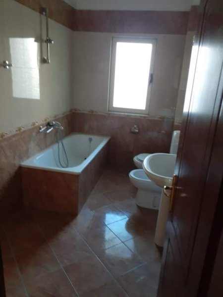 Tirane, jepet me qera apartament 3+1+BLK Kati 3, 250 m² 500 Euro (rruga Shkelqim Fusha)