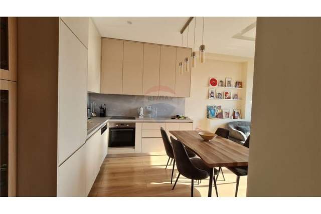 Tirane, shes apartament 1+1+BLK Kati 6, 74 m² 145.000 Euro (Pazari i Ri)