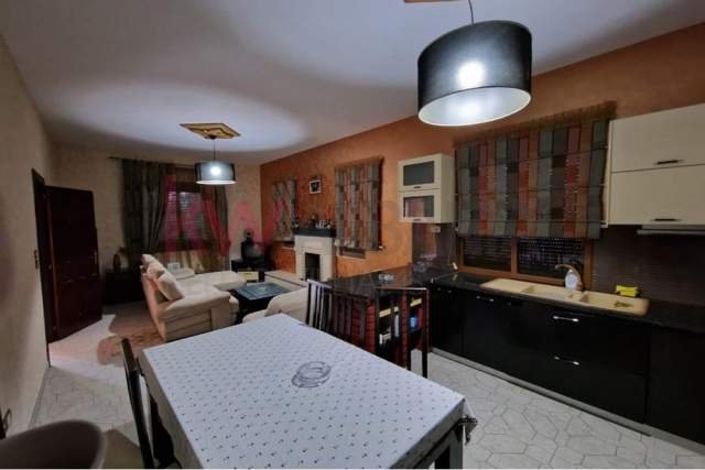 Tirane, shitet Vile 2 Katshe 1.000 m² 350.000 Euro (Rruga Kalifornia, Kamez)