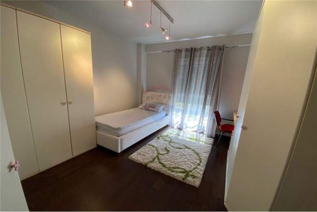 Tirane, jepet me qera apartament 2+1 120 m² 700 Euro