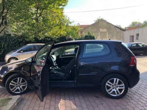 Tirane, shes makine Volkswagen GOLF 5 Viti 2009, 3.200 Euro