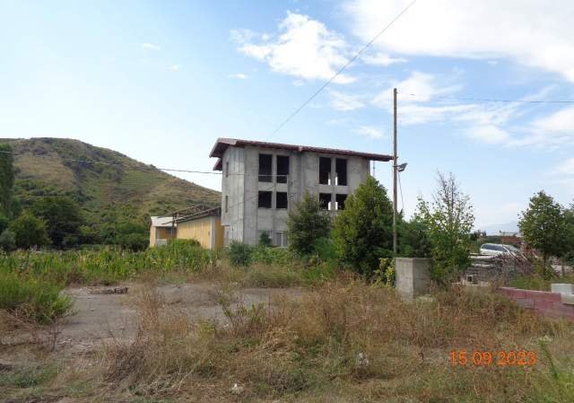 Shitet Truall dhe Ndertese 25.200.000 Leke (Kosmace, Shkoder)