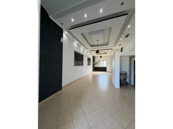 Durres, jepet me qera ambjent biznesi Kati 1, 87 m² 320 € (Sukth i Ri)