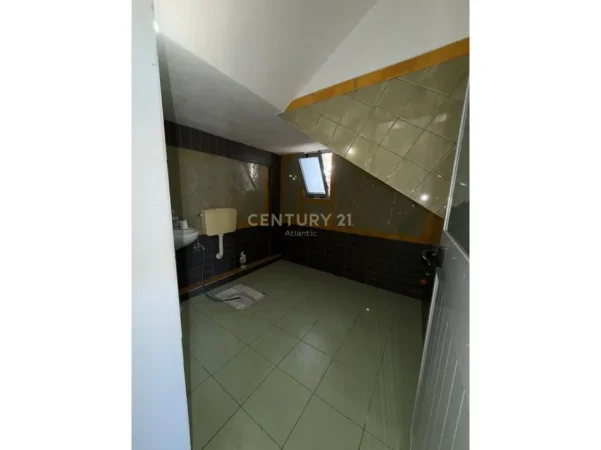 Durres, jepet me qera ambjent biznesi Kati 1, 87 m² 320 € (Sukth i Ri)
