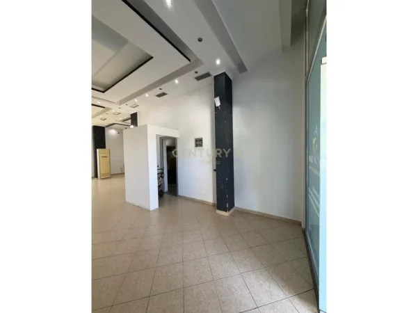 Durres, jepet me qera ambjent biznesi Kati 1, 87 m² 320 € (Sukth i Ri)