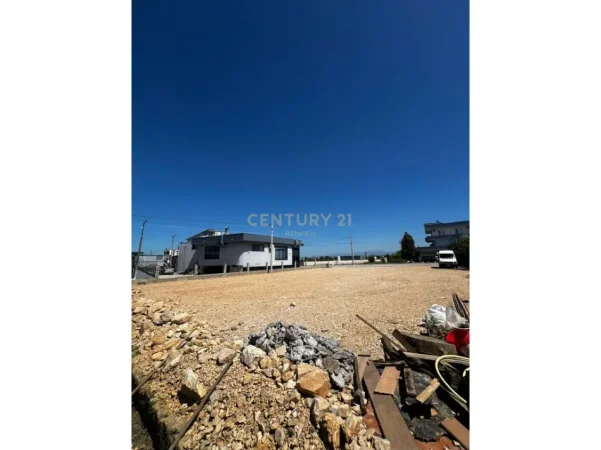 Durres, jepet me qera toke , 1.200 m² (Fllake)